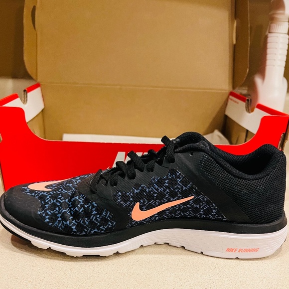 Nike Tennis Shoes Size 8 - Picture 6 of 7